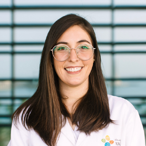Portrait of Dr. B&aacute;rbara Bastos de Freitas.
